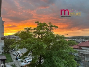 Apartament spatios cu 3 camere,str.Victoriei