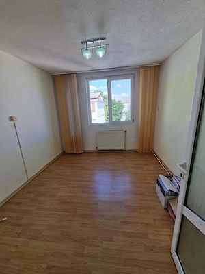 De vanzare apartament cu 3 camere, 2 bai, balcon Pret 59900euro