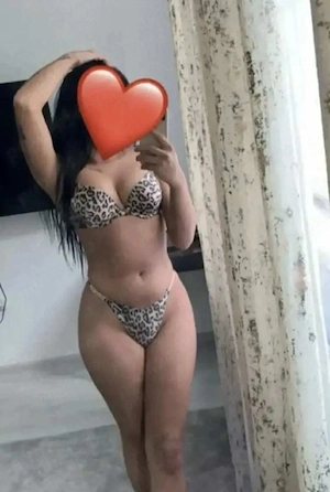 Brunetă sexy si senzuala 