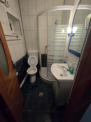 Închiriez camera cu baie proprie în vila la curte  - imagine 4