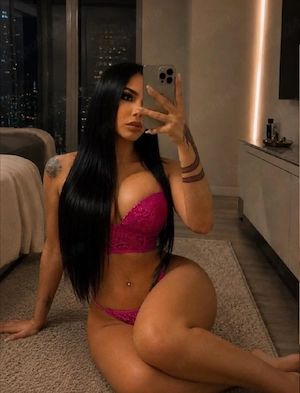 Selena bruneta momentului ! pircing in zona intimă!