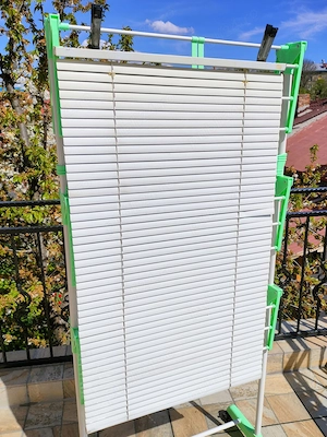 Jaluzea metalica alba dimensiuni 106 x 65 cm anii 1990