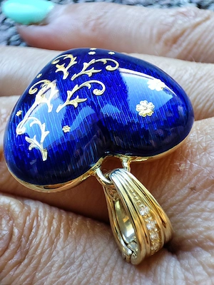 Fabergé Masterpiece by Victor Mayer pandantiv inima lantisor aur 18k cu diamante email albastru lant