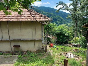 Vând casă bătrânesca la munte cu toate utilitățile curent electric ,canalizare, apă cu o zonă linișt