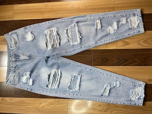 Blugi rupti dama din denim.