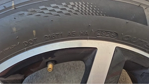 Set 4 Jante Aliaj Originale Volkswagen + Anvelope de vara 215/55R17 dot 2023 - imagine 3