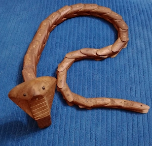 Sarpe Cobra din lemn articulat 85 cm. sculptura etnica