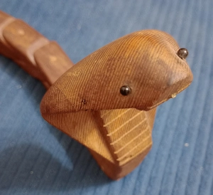 Sarpe Cobra din lemn articulat 85 cm. sculptura etnica