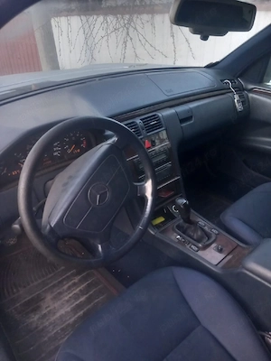 vand sau dau spre dezmembrez Mercedes benz e classe 2,2 pret avantajos an fabricație 1987 - imagine 5