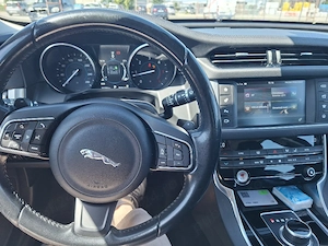 Vand autoturism marca Jaguar