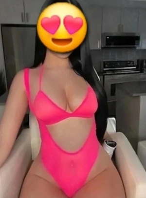 Bruneta sânii mari 