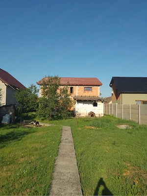 2 case in aceiasi curte - imagine 2