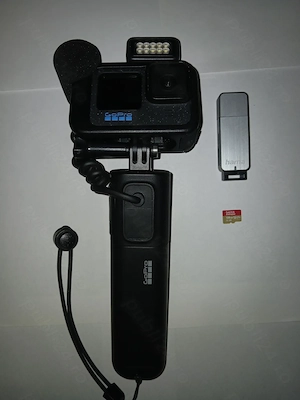 Vand GoPro Hero 12 Black Creator Edition + card de memorie+cititor+toate accesoriile necesare.