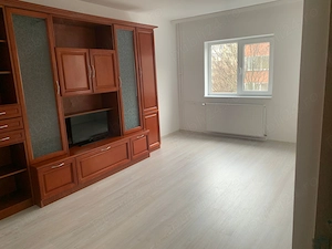 Vând apartament 2 camere C-tin Brezeanu - Bloc construit 1980 - imagine 2