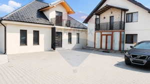 Casă / Vilă cu 7 camere de vânzare