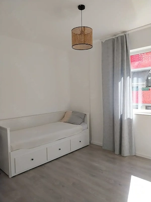 Se închiriază apartament cu 3 camere, 69 m, Floresti, Sub Cetate, zona park Poligon. 