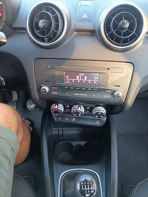 Audi A1   1.2 tai  86 cp  an 2013  încălzire scaune  4 usi - imagine 8