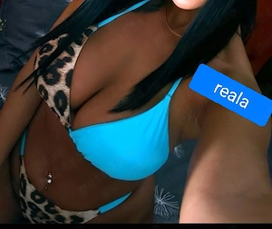 Bruneta sânii mari 