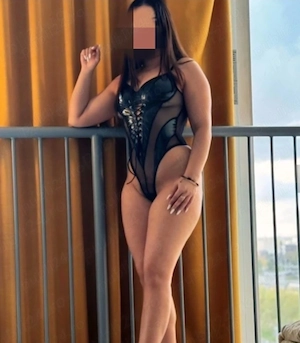 Bruneta senzuala.Servicii totale