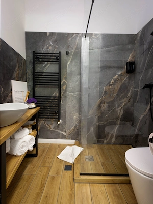 Apartament regim hotelier centru, dormitor, bucatarie, baie, 36mp, AC nou, accept fete - imagine 2