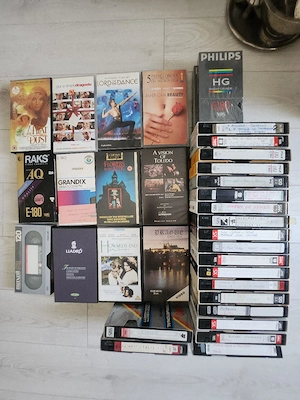 Vand lot 34 casete video filme si concerte