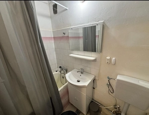 Închiriez garsoniera 