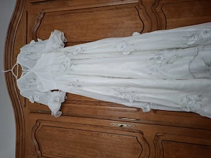 Vand rochie de mireasa, cusuta manual, model deosebit