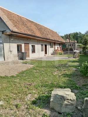 Casă complet renovată, 3 camere, teren 3800 mp – comuna Părău - imagine 14