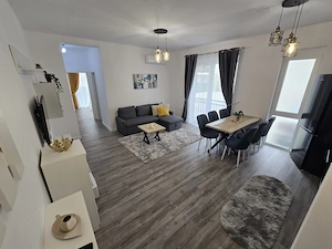 Nou. Complet mobilat si utilat. Zona Braytim. Asfalt. Curte proprie.