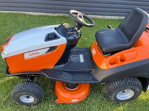 tractoras sthil tuns iarba 