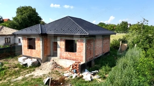 Casă 3 camere si beci, nouă 2026 – parter, vedere superbă la lacul Ciurbesti
