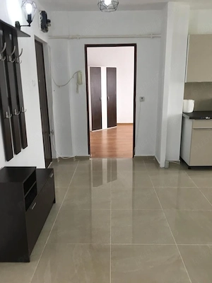 Proprietar, închiriez ap. 2 camere, decomandat, p-ța Mărăști, mobilat, utilat, disponibil din 01 Aug - imagine 3