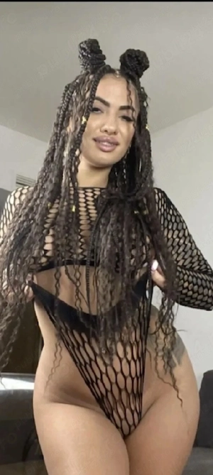 Bună mă numesc Jacqueline o transexuală foarte feminină fac și deplasare activă cât și pasivă poze î