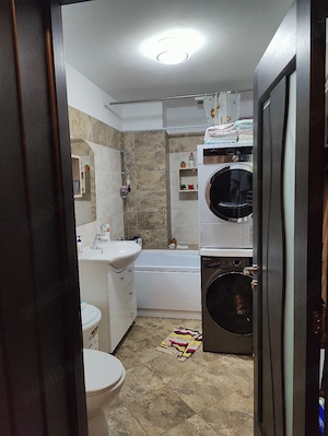 Vând apartament cu doua camere zona Bucium vizavi de pensiunea Novis 