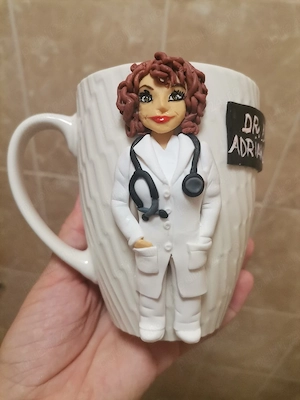 Cană personalizată lucrată manual din lut polimeric pentru doctori 