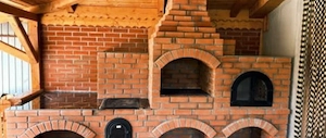  Construcții personalizate: foișoare din lemn și grătare din cărămidă, perfecte pentru grădina ta! 