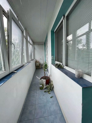 De vanzare 2 camere cu balcon, pe Bd. Roman Musat, etaj 3, Pret 58000euro - imagine 2