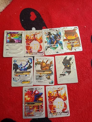 Cartonașe pokemon de colecție rare.