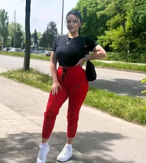 bruneta  cu forme 