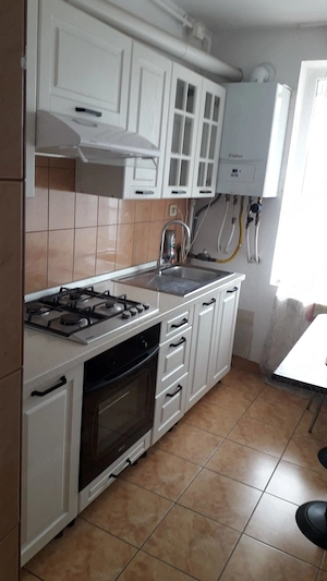 Inchiriez ap 2 dormitoare balcon magazin si statie bus in fata blocului la 450  