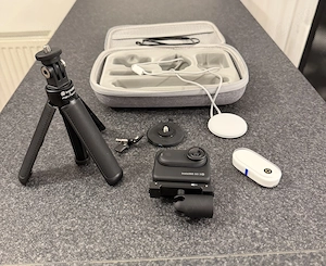 Insta360 GO 3S 128GB Travel Bundle + Quick Reader   stare impecabilă