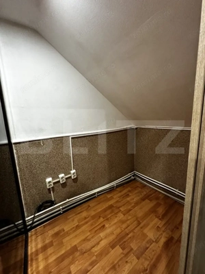Două camere într-o casă de inchiriat, cu acces la bucătărie și baie  - imagine 5