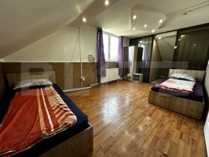 Două camere într-o casă de inchiriat, cu acces la bucătărie și baie  - imagine 2