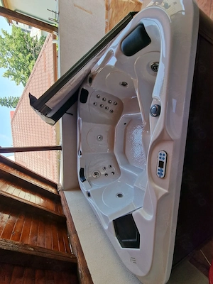 Vand Jacuzzi aproape nou