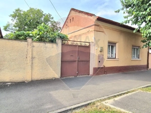 Casă cu teren generos de 1.100 mp, de vânzare în cartierul Pârneava –