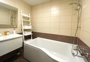 Inchiriez apartament in ansamblul Colina Marei Sinaia - imagine 8