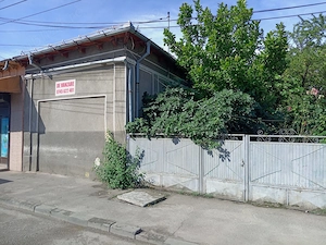 Casa de vanzare, posibil amenajare spatiu comercial compusa din 3 dormitoere, 2 livinguri, un antreu - imagine 2