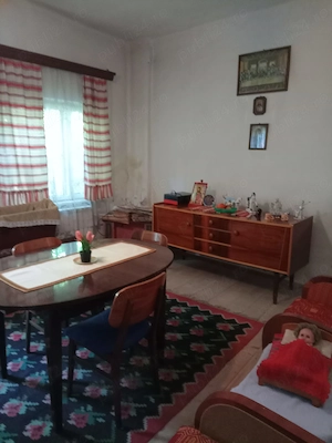 Casa de vanzare, posibil amenajare spatiu comercial compusa din 3 dormitoere, 2 livinguri, un antreu - imagine 6