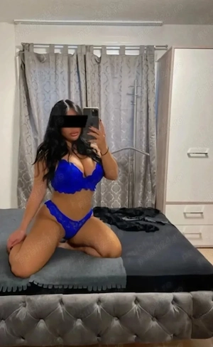 Buna sunt o brunetă sexy și atrăgătoare 