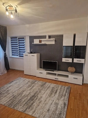 Închiriez apartament cu 4 camere în Rovine